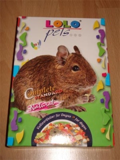 Lolo pets Degufutter